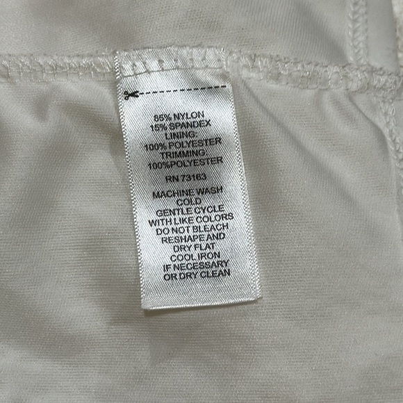 Cable & Gauge white lace overlay blouse cap sleeves Sz M - Picture 10 of 10